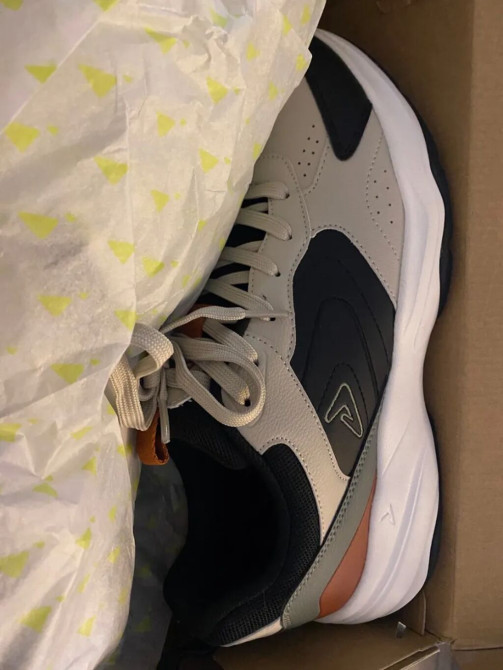 Кроссовки Demix 43.5 размерМелочным просьба не писать, торга нет Бишкек - изображение 1