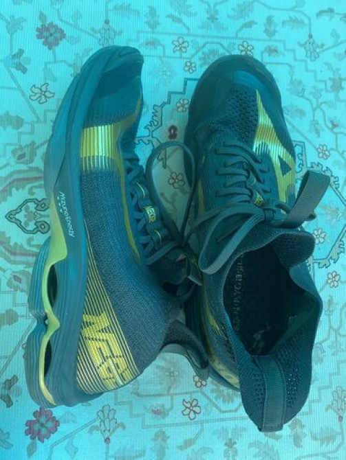 Мужские кроссовки, 43, Mizuno, Б/у, цвет - Черный, Самовывоз, Платная доставка Бишкек - изображение 1