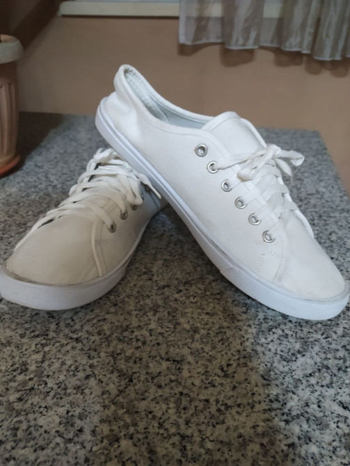 Продаю кеды43 размер, цвет хаки и белые в отличном состоянии Цена Бишкек - сүрөт 1