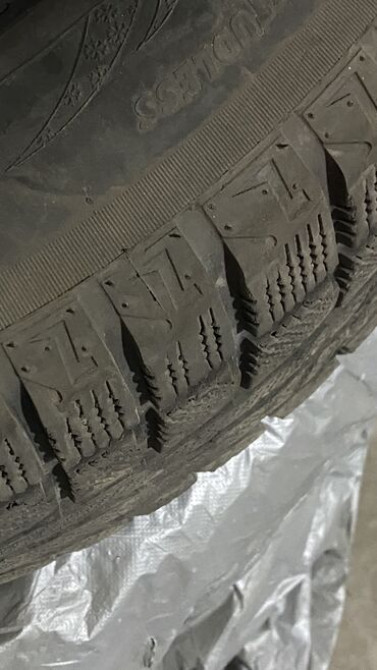 Продаю зимние резины размером: 235.60.R18Состояние: отличное Bishkek - photo 2