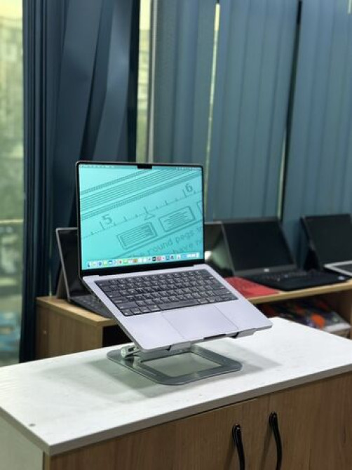 Ультрабук, Apple, 16 ГБ ОЗУ, Apple M1 Pro, 14 ", Б/у, Для работы, учебы, память NVMe SSD Бишкек - изображение 1