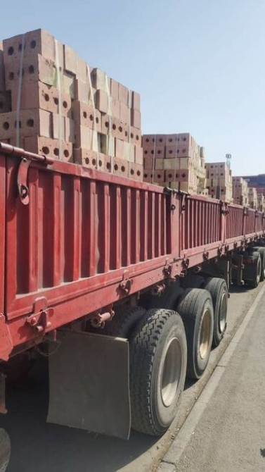 Пустотелый кирпич, перевозимый на грузовом автомобиле, представляет Бишкек - сүрөт 2
