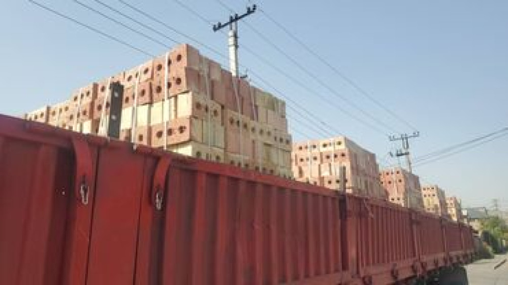 Пустотелый кирпич, перевозимый на грузовом автомобиле, представляет Бишкек - сүрөт 1