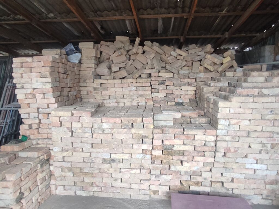 Продаю б.у кирпич с доставкой по городу Бишкек Бишкек - изображение 1