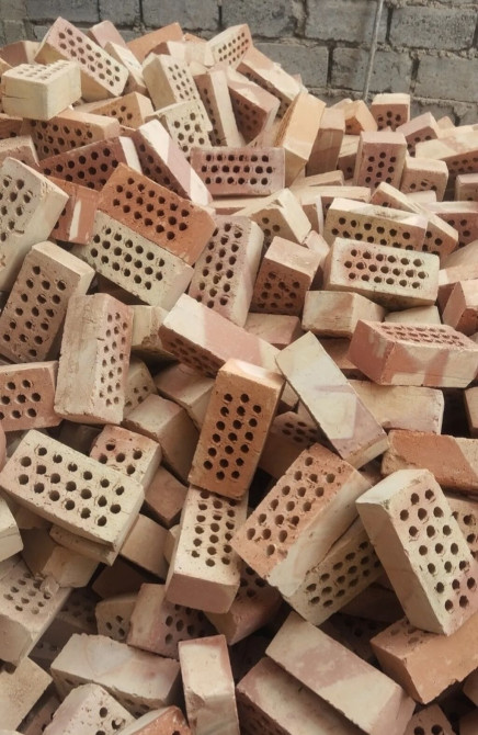 Кирпич пустотелый, представленный в красно-бежевых тонах, является Бишкек - изображение 1