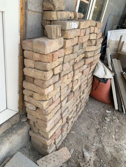 Продаю кирпич жженый б/у.брали на очок, с запасом бралигде то 180 Бишкек - изображение 2