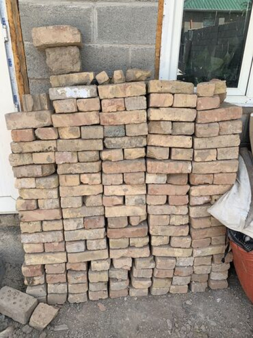 Продаю кирпич жженый б/у.брали на очок, с запасом бралигде то 180 Бишкек - изображение 1