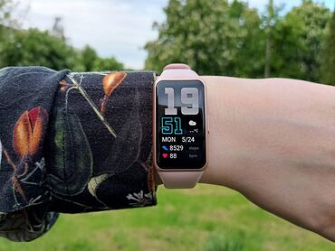 Продается оригинальные Фитнес браслеты HUAWEI Band 6 черного и Бишкек - изображение 2