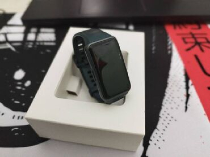 Продается оригинальные Фитнес браслеты HUAWEI Band 6 черного и Бишкек - изображение 1