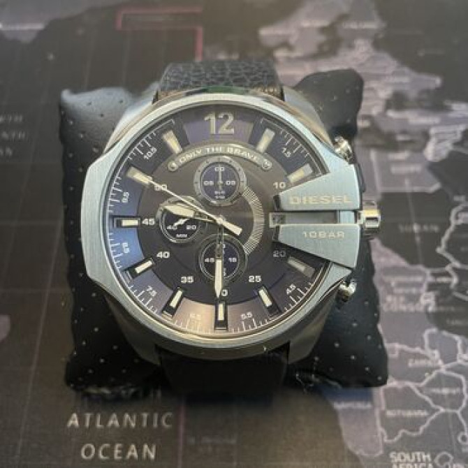Продаются оригинальные часы 
Diesel dz-4423 bar 10.
Состояние нового Бишкек - изображение 1
