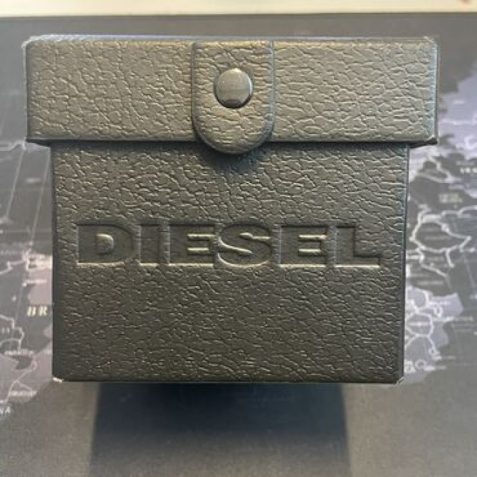 Продаются оригинальные часы 
Diesel dz-4423 bar 10.
Состояние нового Бишкек - изображение 2