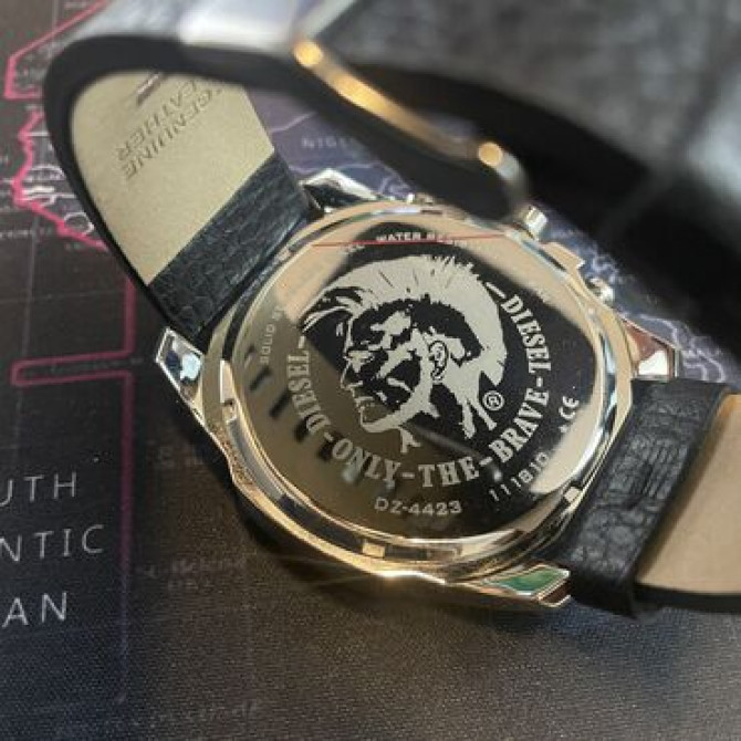 Продаются оригинальные часы 
Diesel dz-4423 bar 10.
Состояние нового Бишкек - изображение 3