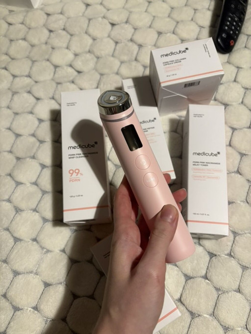 Многофункциональный прибор для ухода за кожей Medicube (розовый) - Бишкек - изображение 1