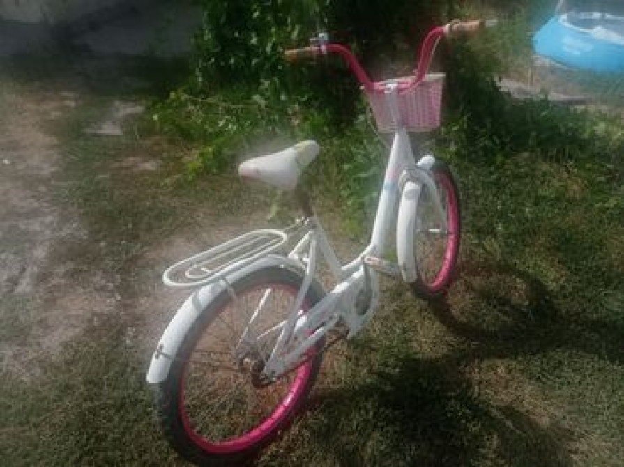 Детский велосипед с белой рамой и розовыми элементами, оснащенный Бишкек - сүрөт 3