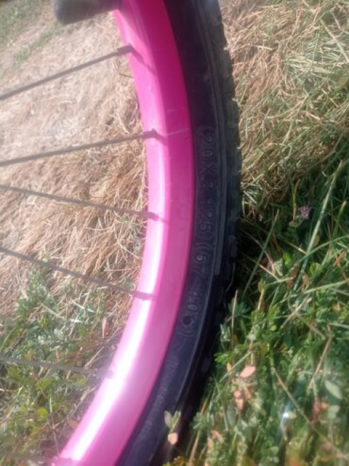 Детский велосипед с белой рамой и розовыми элементами, оснащенный Бишкек - сүрөт 6