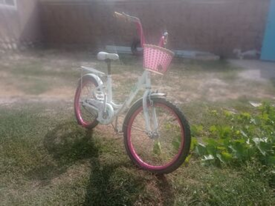 Детский велосипед с белой рамой и розовыми элементами, оснащенный Бишкек - сүрөт 2