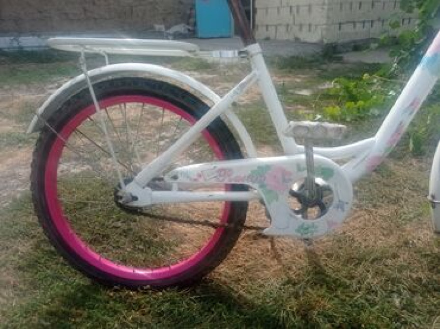 Детский велосипед с белой рамой и розовыми элементами, оснащенный Бишкек - сүрөт 4