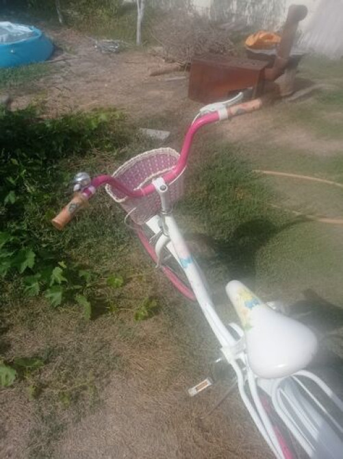 Детский велосипед с белой рамой и розовыми элементами, оснащенный Бишкек - сүрөт 5