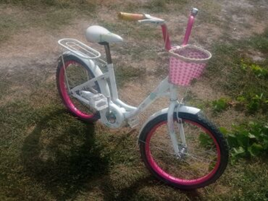 Детский велосипед с белой рамой и розовыми элементами, оснащенный Бишкек - сүрөт 1