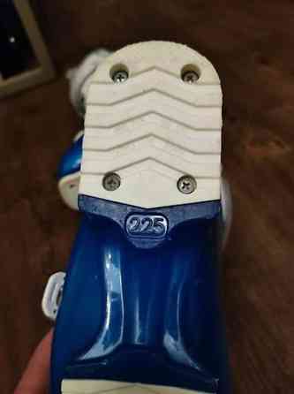 Продаю б/у детские лыжные ботинки и палочки (состояние идеальное) Бишкек