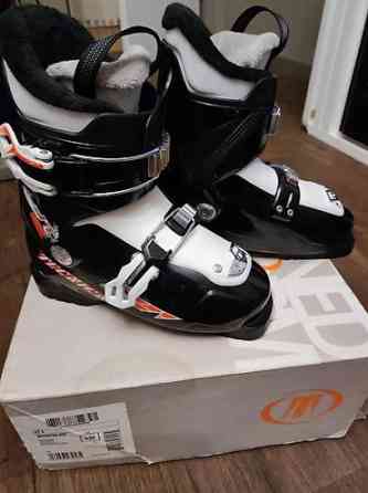 Продаю б/у детские лыжные ботинки и палочки (состояние идеальное) Бишкек