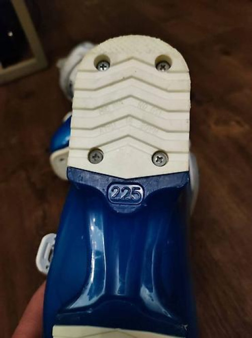 Продаю б/у детские лыжные ботинки и палочки (состояние идеальное) Бишкек - изображение 2