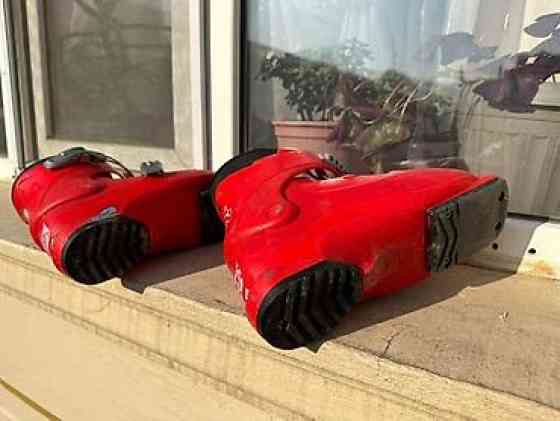 Продаю детские лыжные ботинки две штуки на 5-6 лет 30-31 по нашему (19 Бишкек