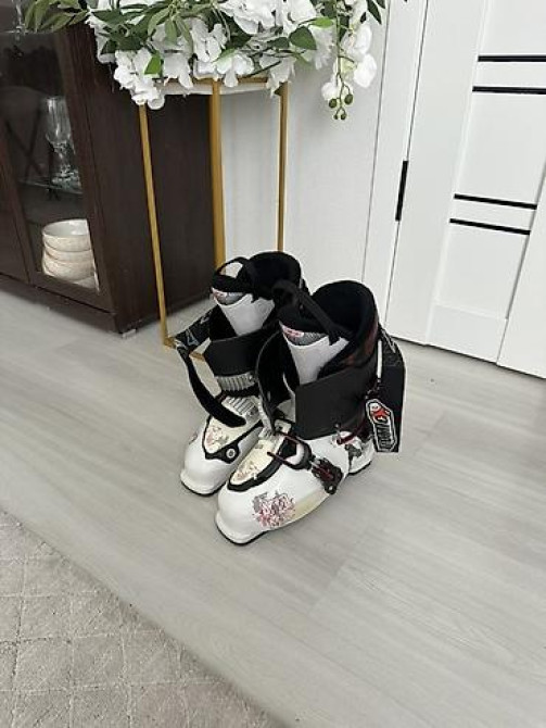 Горнолыжные ботинки Atomic Привезли б/у лыжные ботинки с Японии к Бишкек - изображение 1