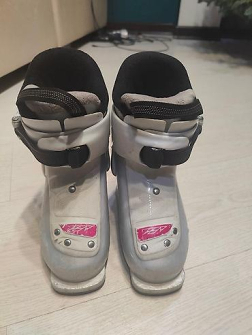 Продаю б/у ботинки техника размер 175 мм внутренник. на возраст Бишкек - изображение 1