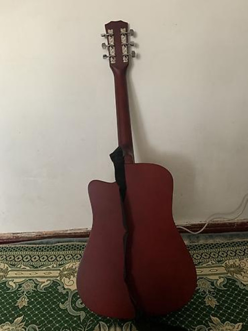 Акустическая гитара с вырезом (cutaway), тип корпуса — дредноут Бишкек - изображение 1
