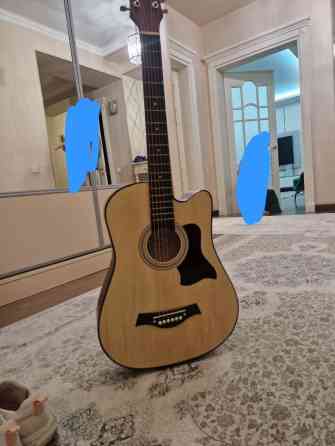 Акустическая гитара с вырезом (cutaway) для удобного доступа к верхним Бишкек