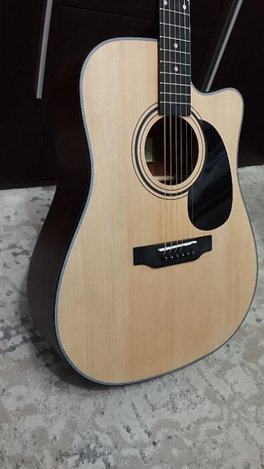 SAGA SF600C — это акустическая гитара формата Dreadnought (41