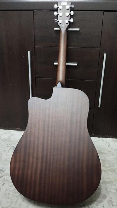 SAGA SF600C — это акустическая гитара формата Dreadnought (41