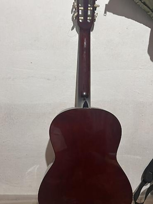 Классическая акустическая гитара В хорошем состоянии звучит очень Бишкек - изображение 2