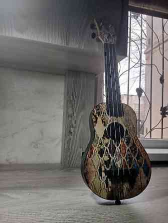 Укулеле сопрано б/у, отдам за 4000 тысячи, чехол идёт в комплекте Бишкек