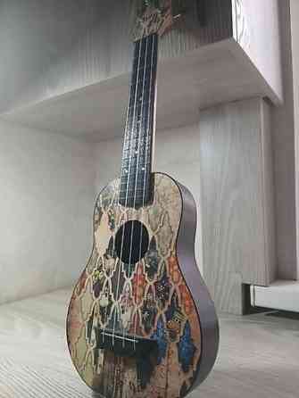 Укулеле сопрано б/у, отдам за 4000 тысячи, чехол идёт в комплекте Бишкек