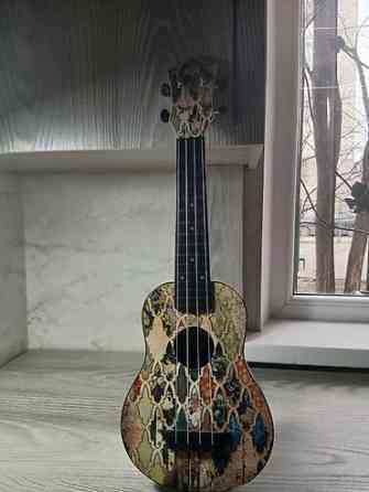 Укулеле сопрано б/у, отдам за 4000 тысячи, чехол идёт в комплекте Бишкек