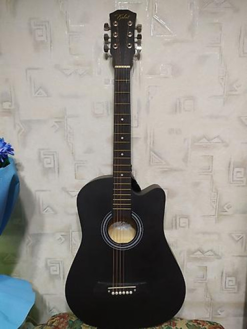 Продаю акустическую гитару 