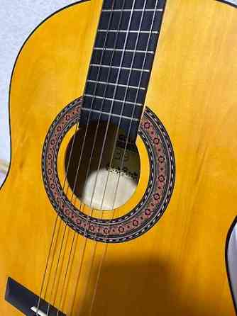 Продаются классическая гитара с чехлом.В идеальном состоянии Бишкек