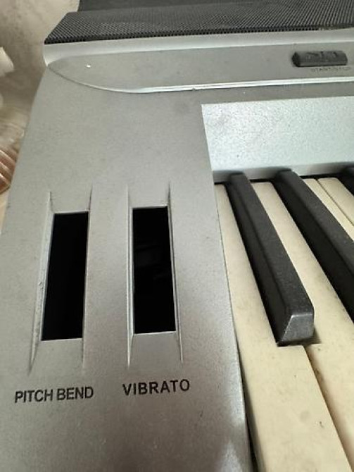 Синтезатор/электронное пианино с динамиками и блоком питания Бишкек - изображение 4
