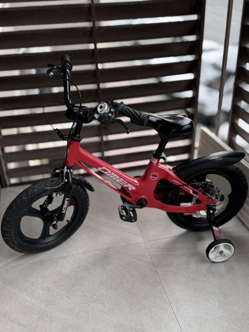 Детский велосипед ярко-красного цвета с черными элементами. Оснащен Бишкек - сүрөт 1