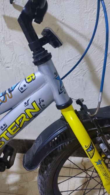 Детский велосипед с ярким дизайном, выполненный в желто-серой цветовой Бишкек - изображение 3