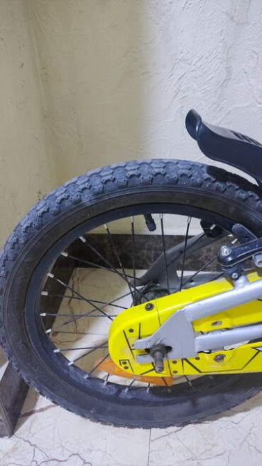 Детский велосипед с ярким дизайном, выполненный в желто-серой цветовой Бишкек - изображение 2