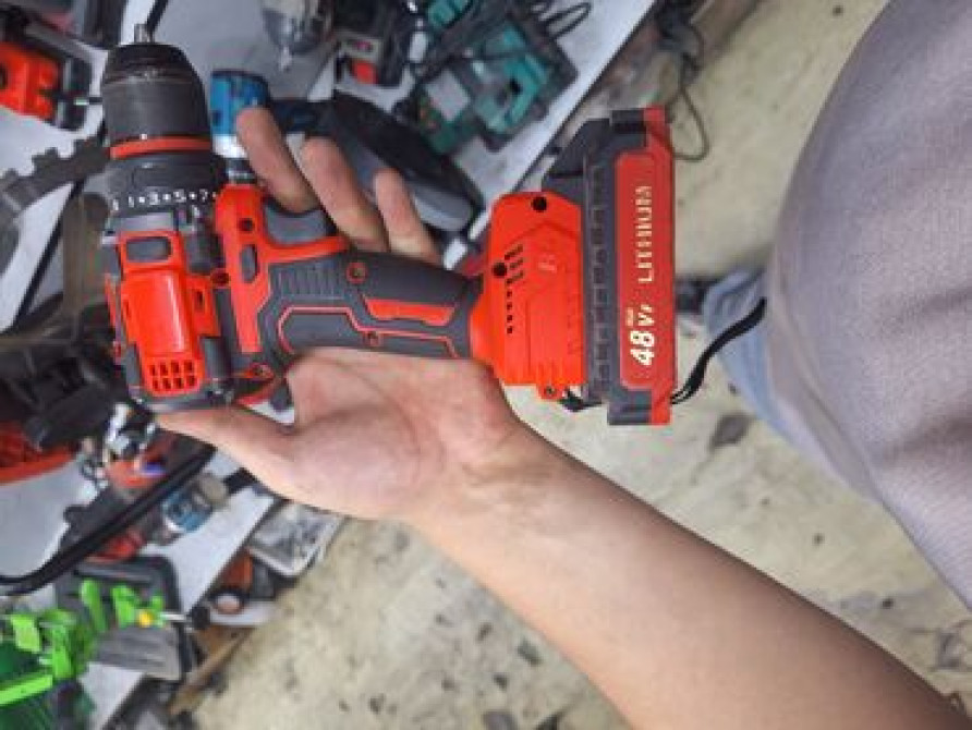 Аккумуляторная дрель-шуруповерт красно-черного цвета. Оснащена Bishkek - photo 2