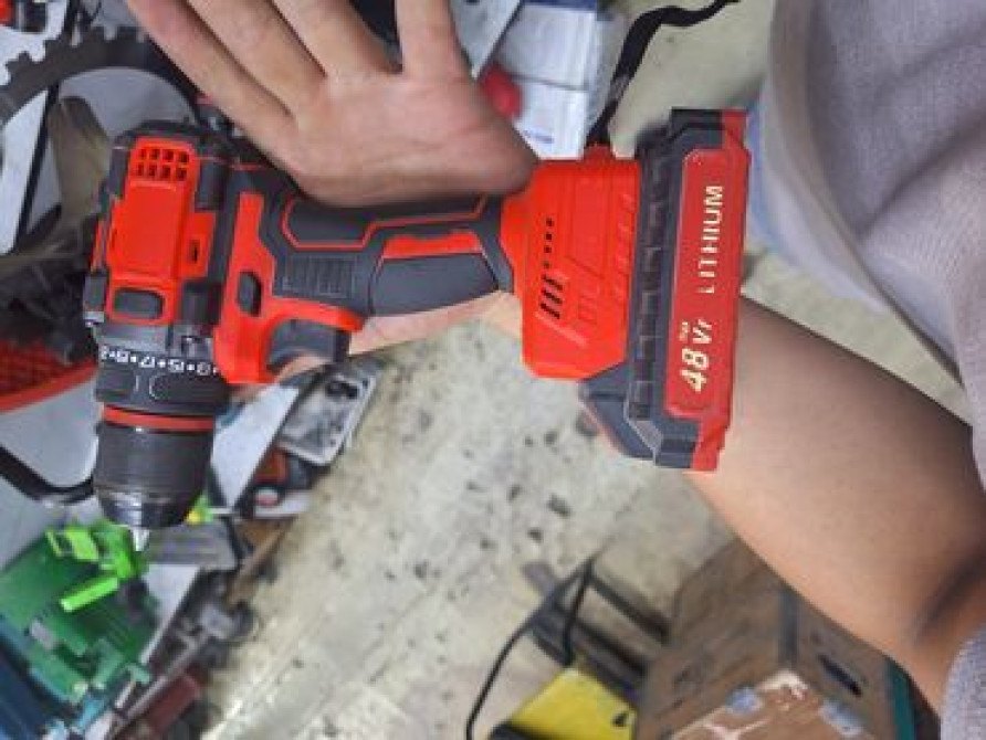 Аккумуляторная дрель-шуруповерт красно-черного цвета. Оснащена Bishkek - photo 1