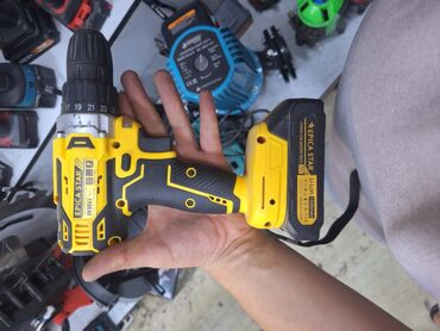 Аккумуляторная дрель-шуруповерт в желто-черном корпусе с логотипом Бишкек - изображение 1