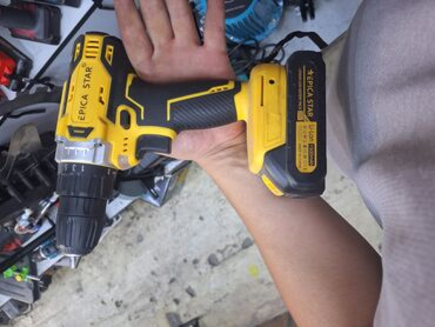 Аккумуляторная дрель-шуруповерт в желто-черном корпусе с логотипом Бишкек - изображение 2