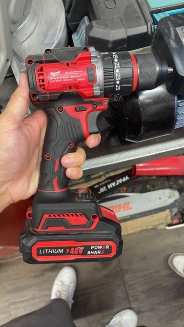 Беспроводная дрель Milwaukee, выполненная в красно-черном цвете Бишкек - изображение 1