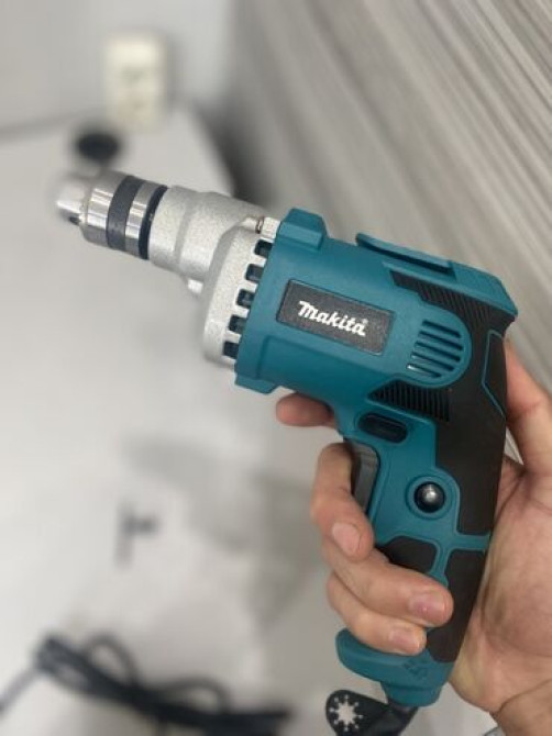 Электродрель Makita в бирюзово-черном корпусе с серебристыми Бишкек - изображение 2