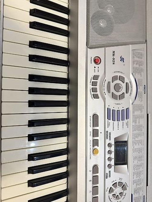 СРОЧНО ПРОДАЮ!!! Синтезатор MK-928 - 61 клавиша с чувствительностью к Бишкек - изображение 2